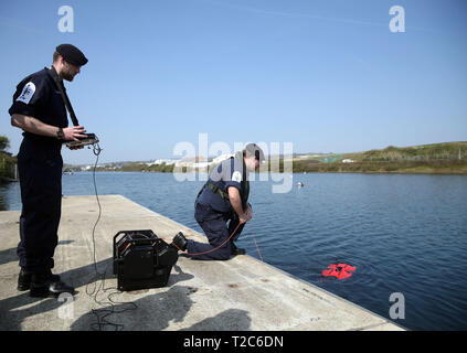 Royal Navy Personal demonstrierten ihre Unterwasser drone bei einem Besuch der Portsdown Technology Park in Portsmouth. Stockfoto