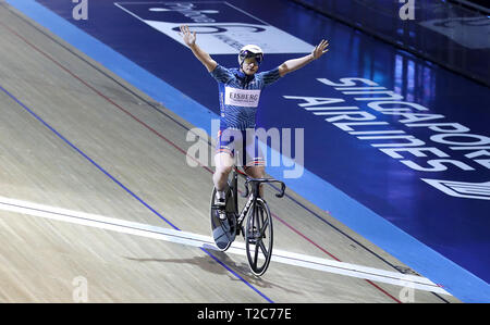 Großbritanniens Jack Carlin (rechts) feiert den Gewinn der Männer Sprint Final bei Tag drei der sechs Tag Serie an der HSBC nationalen Radfahren Centre, Manchester Stockfoto