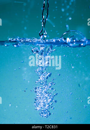 Luftblasen steigen in klares Wasser. Stockfoto