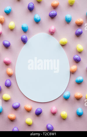 Easter Egg flach legen Hintergrund. Leere weiße Ei bereit für Text Stockfoto