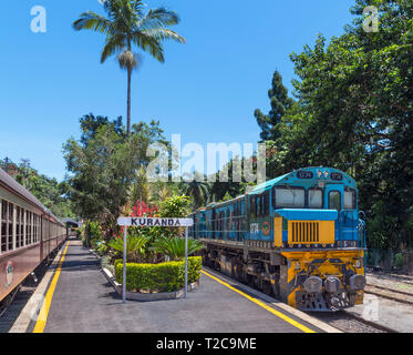 Zug Lokomotive und Wagen aus dem Kuranda Scenic Railway, Kuranda Railway Station, Kuranda, Atherton Tablelands, Far North Queensland, Australien Stockfoto