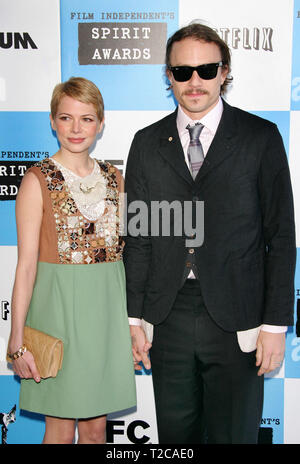 Los Angeles, USA. 24 Feb, 2007. Michelle Williams und Heath Ledger erreichen den Independent Spirit Awards in Los Angeles, USA, 24. Februar 2007. Credit: Hubert Boesl | Verwendung weltweit/dpa/Alamy leben Nachrichten Stockfoto