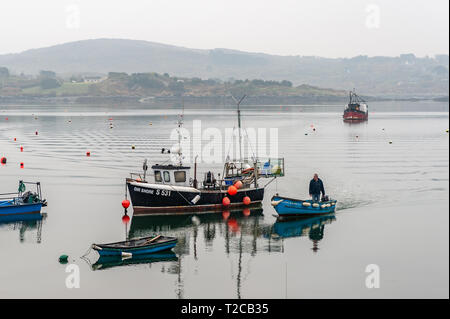 Schull, West Cork, Irland. 1 Apr, 2019. Ein Fischer kehrt in Schull Hafen nach Einstellung seiner crab Töpfe in der Bucht. Der Tag wird meist stark bewölkt mit einigen Aufhellungen mit Höhen von 9. bis 13° Celsius. Credit: Andy Gibson/Alamy Leben Nachrichten. Stockfoto