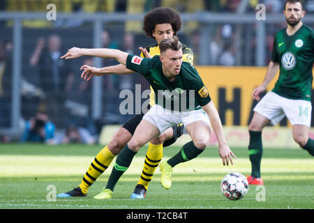 Dortmund, Deutschland. 30 Mär, 2019. Axel WITSEL (links, DO) versus Yannick GERHARDT (WOB), Aktion, Duellen, Fußball 1. Fussballbundesliga, 27. Spieltag, Borussia Dortmund (DO) - VfL Wolfsburg (WOB), am 30.03.2019 in Dortmund/Deutschland. € | Nutzung der weltweiten Kredit: dpa/Alamy leben Nachrichten Stockfoto