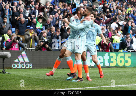 Ruben Loftus-Cheek von Chelsea (l) feiert mit Teamkollegen Olivier Giroud (18) und Marcos Alonso, nachdem er zählt seine Mannschaften 2. Ziel. Premier League match, Cardiff City v Chelsea an der Cardiff City Stadion am Sonntag, den 31. März 2019. Dieses Bild dürfen nur für redaktionelle Zwecke verwendet werden. Nur die redaktionelle Nutzung, eine Lizenz für die gewerbliche Nutzung erforderlich. Keine Verwendung in Wetten, Spiele oder einer einzelnen Verein/Liga/player Publikationen. pic von Andrew Obstgarten/Andrew Orchard sport Fotografie/Alamy leben Nachrichten Stockfoto