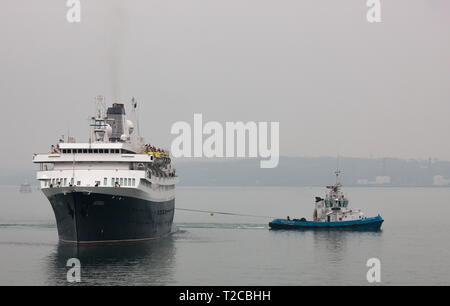 Cobh, Cork, Irland. Der 1. April 2019. Erste liner der neuen Saison Kreuzfahrt Astoria von der Tug Boat Gerry O'Sullivan in Cobh, Co Cork, Irland manövriert wird. Quelle: David Creedon/Alamy leben Nachrichten Stockfoto