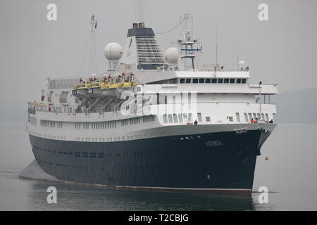 Cobh, Cork, Irland. Der 1. April 2019. Erste liner der neuen Saison Kreuzfahrt Astoria in dichtem Nebel in Cobh, Co Cork, Irland ankommt. Quelle: David Creedon/Alamy leben Nachrichten Stockfoto