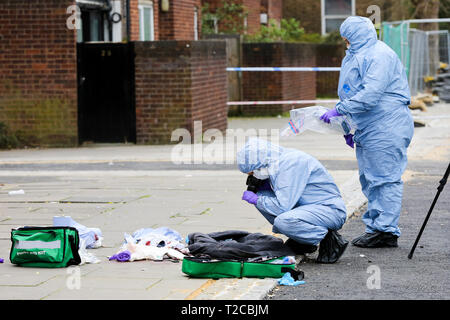 Edmonton, nördlich von London, UK 31 Mar 2019 - Forensische Polizisten am Tatort in Edmonton, nördlich von London, wo vier Leute in nur 14 Stunden während Messer Angriffe innerhalb eines Quartals erstochen wurden Meile Radius im Norden von London. Zwei Männer sind auf verdächtige von Koerperverletzung festgenommen worden. Credit: Dinendra Haria/Alamy leben Nachrichten Stockfoto