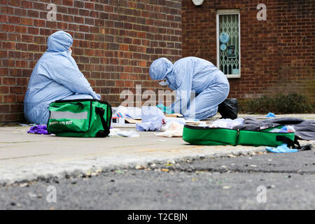 Edmonton, nördlich von London, UK 31 Mar 2019 - Forensische Polizisten am Tatort in Edmonton, nördlich von London, wo vier Leute in nur 14 Stunden während Messer Angriffe innerhalb eines Quartals erstochen wurden Meile Radius im Norden von London. Zwei Männer sind auf verdächtige von Koerperverletzung festgenommen worden. Credit: Dinendra Haria/Alamy leben Nachrichten Stockfoto