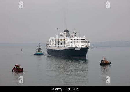 Cobh, Cork, Irland. Der 1. April 2019. Erste liner der neuen Saison Kreuzfahrt Astoria von der Tug Boat Gerry O'Sullivan während der Pilot Boot Failte und arbeitsboot Steinbutt Bank watch in Cobh, Co Cork, Irland manövriert wird. Quelle: David Creedon/Alamy leben Nachrichten Stockfoto