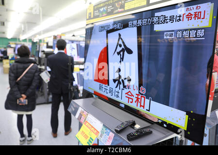 Tokio, Japan. 01 Apr, 2019. Foto aufgenommen am 1. April 2019 zeigt eine TV Sendung über ein gerahmtes Bild von 'Reiwa', der Name des neuen Japan ära, während einer Pressekonferenz in Tokio, Japan. Die japanische Regierung verkündete Montag, 'Reiwa' wird der Name des neuen Japan Ära werden am 1. Mai, als Kronprinz Naruhito steigt die Chrysantheme Thron die Nachfolge seines Vaters Kaiser Akihito zu starten. Quelle: Xinhua/Alamy leben Nachrichten Stockfoto