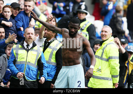 Antonio Rudiger von Chelsea gibt sein Hemd zu einem Chelsea Fan nach dem Spiel. Premier League match, Cardiff City v Chelsea an der Cardiff City Stadion am Sonntag, den 31. März 2019. Dieses Bild dürfen nur für redaktionelle Zwecke verwendet werden. Nur die redaktionelle Nutzung, eine Lizenz für die gewerbliche Nutzung erforderlich. Keine Verwendung in Wetten, Spiele oder einer einzelnen Verein/Liga/player Publikationen. pic von Andrew Obstgarten/Andrew Orchard sport Fotografie/Alamy leben Nachrichten Stockfoto