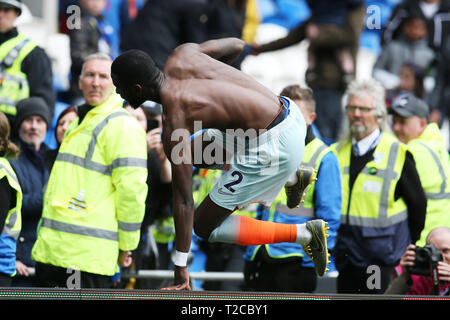 Antonio Rudiger von Chelsea gibt sein Hemd zu einem Chelsea Fan nach dem Spiel. Premier League match, Cardiff City v Chelsea an der Cardiff City Stadion am Sonntag, den 31. März 2019. Dieses Bild dürfen nur für redaktionelle Zwecke verwendet werden. Nur die redaktionelle Nutzung, eine Lizenz für die gewerbliche Nutzung erforderlich. Keine Verwendung in Wetten, Spiele oder einer einzelnen Verein/Liga/player Publikationen. pic von Andrew Obstgarten/Andrew Orchard sport Fotografie/Alamy leben Nachrichten Stockfoto