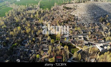 Zoucheng. 31 Mär, 2019. Luftbild am 31. März 2019 zeigt eine Ansicht des Shiqiang Shangjiushan Dorf in der Gemeinde der Stadt Zoucheng, der ostchinesischen Provinz Shandong. Shangjiushan Dorf, das zurück zu Song Dynastie (960-1279) zurückgeführt werden kann, ist ein Dorf mit Steinen gegen Hügeln liegen. Es wurde als eine der historischen und kulturellen Dörfer im Januar 2019 aufgeführt. Credit: Wang Kai/Xinhua/Alamy leben Nachrichten Stockfoto