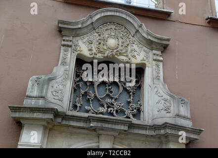 08. Juli 2018, Polen, Danzig: Eingang Fassade in einem historischen Haus in der Langen Straße in Danzig. Danzig (Polnisch Gdansk) ist eine Hafenstadt an der Ostseeküste von Polen. Foto: Holger Hollemann/dpa Stockfoto