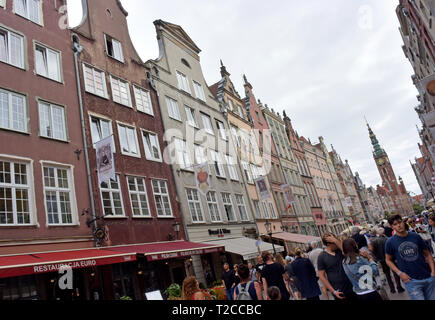 08. Juli 2018, Polen, Danzig: Fassaden von historischen Häusern mit Restaurants und Geschäften in der Langen Straße in Danzig. Danzig (Polnisch Gdansk) ist eine Hafenstadt an der Ostseeküste von Polen. Foto: Holger Hollemann/dpa Stockfoto