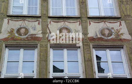 08. Juli 2018, Polen, Danzig: Portrait Malerei an der Fassade eines historischen Hauses auf dem Langen Markt in Danzig. Danzig (Polnisch Gdansk) ist eine Hafenstadt an der Ostseeküste von Polen. Foto: Holger Hollemann/dpa Stockfoto