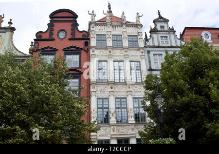 Danzig, Polen. 08 Juli, 2018. Das Goldene Haus (M.) ist in der Langgasse in Danzig. Danzig (Polnisch Gdansk) ist eine Hafenstadt an der Ostseeküste von Polen. Quelle: Holger Hollemann/dpa/Alamy leben Nachrichten Stockfoto