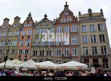 Danzig, Polen. 08 Juli, 2018. Historische Häuser am Langen Markt in Danzig. Danzig (Polnisch Gdansk) ist eine Hafenstadt an der Ostseeküste von Polen. Quelle: Holger Hollemann/dpa/Alamy leben Nachrichten Stockfoto