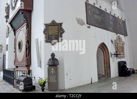 08. Juli 2018, Polen, Danzig: Ein Denkmal Statue von Johannes Paul II., bürgerlichen Karol Jozef Wojtyla, und die Astronomische Uhr (l) von Hans Düringer aus Nürnberg (15. Jahrhundert) in der Kathedrale Basilika der Himmelfahrt der Jungfrau Maria in Danzig. St. Marien ist die größte Backsteinkirche in Europa und einer der größten der Welt mit einer Länge von 105 Metern und einer Breite von 66 Meter. Es soll auf 25.000 Gläubigen Platz und wurde zwischen 1343 und 1502 im gotischen Stil erbaut. Danzig (Polnisch Gdansk) ist eine Hafenstadt an der Ostseeküste von Polen. Foto: Holger Hollemann/ Stockfoto