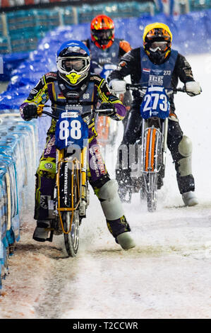 Heerenveen, Niederlande. 31 Mär, 2019. HEERENVEEN, NLD 30. März Max Niedermaier (88) Führt Jimmy Tuinstra (273) und Simon Reitsma (17) (Rot) während der FIM Eisspeedway Gladiatoren WM-Endrunde 5 im Eisstadion Thialf, Heerenveen am Sonntag, den 31. März 2019. (Credit: Ian Charles | MI Nachrichten) Credit: MI Nachrichten & Sport/Alamy leben Nachrichten Stockfoto