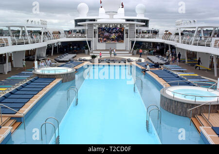 Pool Deck Beim Start Der Mein Schiff 2 Am Hafen Hamburg