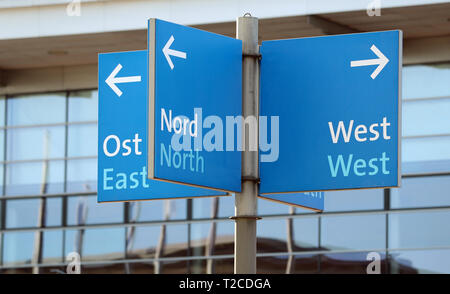 Hannover, Deutschland. 01 Apr, 2019. Wegweiser im Osten, Norden und Westen zu sehen auf der Hannover Messe. Credit: Friso Gentsch/dpa/Alamy leben Nachrichten Stockfoto