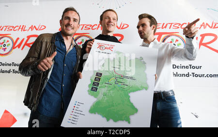 01. April 2019, Hessen, Frankfurt/Main: Die professionelle Radfahrer John Degenkolb (Team Trek Segafredo, l-r), Nikias Arndt (Team Sunweb) und Maximilian Schachmann (Team Bora - Hansgrohe) eine Karte mit den Etappen des diesjährigen Deutschen Tour präsentieren wird. Der diesjährigen Deutschland Tour wird die vier Stufen von Hannover nach Erfurt durch insgesamt vier Bundesländer führen. Neben Niedersachsen und Thüringen, die radprofis wird auch auf der Straße in Hessen und Sachsen-Anhalt vom 29. August bis 1. September. Foto: Arne Dedert/dpa Stockfoto