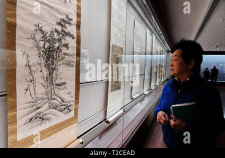 Von Taipeh, Taiwan. 1 Apr, 2019. Ein Besucher eine Arbeit des Künstlers Chang Dai-chien (Zhang Daqian) während der gedächtnisausstellung ilhouette eines großen Meisters: eine Retrospektive von Chang Dai-chien Kunst am 120. Jahrestag seiner Geburt' an das Palastmuseum in Taipeh, Südosten Chinas Taiwan, April 1, 2019. Hier Eröffnung am Montag, die Ausstellung zeigt 87 Stücke von Chang Dai-Artworks von Chien zusammen mit mehr als 80 Dichtungen er überhaupt verwendet hat. Credit: Zhang Guojun/Xinhua/Alamy leben Nachrichten Stockfoto