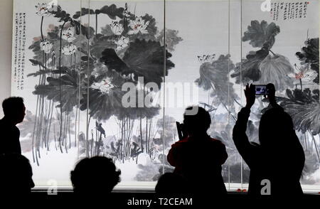 Von Taipeh, Taiwan. 1 Apr, 2019. Besucher ansehen und machen Fotos von einer Arbeit von Künstler Chang Dai-chien (Zhang Daqian) während der gedächtnisausstellung ilhouette eines großen Meisters: eine Retrospektive von Chang Dai-chien Kunst am 120. Jahrestag seiner Geburt' an das Palastmuseum in Taipeh, Südosten Chinas Taiwan, April 1, 2019. Hier Eröffnung am Montag, die Ausstellung zeigt 87 Stücke von Chang Dai-Artworks von Chien zusammen mit mehr als 80 Dichtungen er überhaupt verwendet hat. Credit: Zhang Guojun/Xinhua/Alamy leben Nachrichten Stockfoto