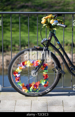 Hannover, Deutschland. 01 Apr, 2019. Ein Fahrrad mit Blumen und Girlanden aus Blumen steht an der Leine Bank eingerichtet. Credit: Moritz Frankenberg/dpa/Alamy leben Nachrichten Stockfoto