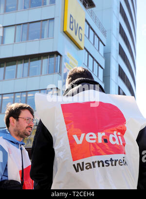 Berlin, Deutschland. 01 Apr, 2019. Die Mitarbeiter der Berliner Verkehrsbetriebe (BVG) stehen vor einem Büro im Bezirk Mitte und beteiligt sich an einer ganztägigen Warnstreik. Es gab keine U-Bahnen und Straßenbahnen in der Hauptstadt, und die meisten Busse in den Depots geblieben. Nur die S-Bahn läuft. Quelle: Wolfgang Kumm/dpa/Alamy leben Nachrichten Stockfoto