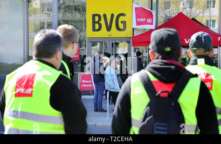 Berlin, Deutschland. 01 Apr, 2019. Die Mitarbeiter der Berliner Verkehrsbetriebe (BVG) stehen vor einem Büro im Bezirk Mitte und beteiligt sich an einer ganztägigen Warnstreik. Es gab keine U-Bahnen und Straßenbahnen in der Hauptstadt, und die meisten Busse in den Depots geblieben. Nur die S-Bahn läuft. Quelle: Wolfgang Kumm/dpa/Alamy leben Nachrichten Stockfoto