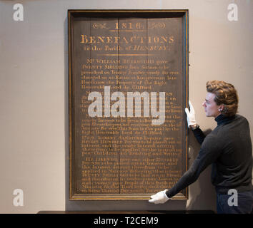 Bonhams, New Bond Street, London, UK. 1. April 2019. Bonhams Eiche innen Verkauf preview enthält seltene Gegenstände aus dem 17. Jahrhundert eingerichtet. Bild: George III lackiert Eiche Kirche Wohltaten board, datiert 1816, Henbury, in der Nähe von Bristol. 800-1, 200 £. Credit: Malcolm Park/Alamy Leben Nachrichten. Stockfoto