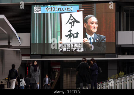 Tokio, Japan. 01 Apr, 2019. Ein großer TV-Bildschirm in Akihabara zeigt ein Bild der japanischen Chief Cabinet Secretary Yoshihide Suga kanji''Reiwa'' für die neue imperiale Ära angezeigt. Die Regierung kündigte ''Reiwa'' als neue Kaiserzeit Name heute, 1. April. Die neue Ära beginnt am 1.Mai, wenn der Kronprinz Naruhito besteigt den Thron, nachdem sein Vater, Kaiser Akihito, formal dankt am 30. April. Credit: Rodrigo Reyes Marin/LBA/Alamy leben Nachrichten Stockfoto