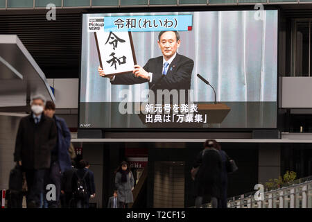 Tokio, Japan. 01 Apr, 2019. Ein großer TV-Bildschirm in Akihabara zeigt ein Bild der japanischen Chief Cabinet Secretary Yoshihide Suga kanji''Reiwa'' für die neue imperiale Ära angezeigt. Die Regierung kündigte ''Reiwa'' als neue Kaiserzeit Name heute, 1. April. Die neue Ära beginnt am 1.Mai, wenn der Kronprinz Naruhito besteigt den Thron, nachdem sein Vater, Kaiser Akihito, formal dankt am 30. April. Credit: Rodrigo Reyes Marin/LBA/Alamy leben Nachrichten Stockfoto