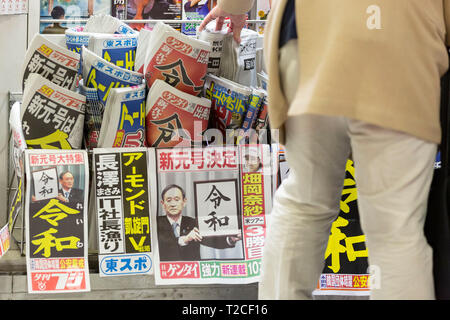 Tokio, Japan. 01 Apr, 2019. Japanische Zeitungen Nachrichten auf japanischen Chief Cabinet Secretary Yoshihide Suga Bekanntgabe der Kanji''Reiwa'' als neuen Namen der nächsten Kaiserzeit. Die Regierung kündigte ''Reiwa'' als neue Kaiserzeit Name heute, 1. April. Die neue Ära beginnt am 1.Mai, wenn der Kronprinz Naruhito besteigt den Thron, nachdem sein Vater, Kaiser Akihito, formal dankt am 30. April. Credit: Rodrigo Reyes Marin/LBA/Alamy leben Nachrichten Stockfoto