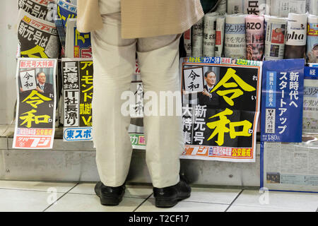 Tokio, Japan. 01 Apr, 2019. Japanische Zeitungen Nachrichten auf japanischen Chief Cabinet Secretary Yoshihide Suga Bekanntgabe der Kanji''Reiwa'' als neuen Namen der nächsten Kaiserzeit. Die Regierung kündigte ''Reiwa'' als neue Kaiserzeit Name heute, 1. April. Die neue Ära beginnt am 1.Mai, wenn der Kronprinz Naruhito besteigt den Thron, nachdem sein Vater, Kaiser Akihito, formal dankt am 30. April. Credit: Rodrigo Reyes Marin/LBA/Alamy leben Nachrichten Stockfoto