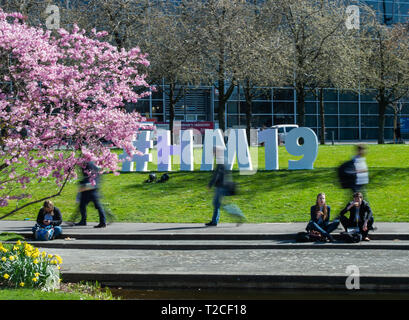 Hannover, Deutschland. 01 Apr, 2019. Besucher vorbei an einem '# HM 19' Display auf der Hannover Messe Messe. Credit: Christophe Kirschtorte/dpa/Alamy leben Nachrichten Stockfoto