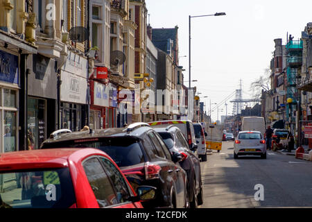 Newport, Wales, UK. 1. Apr 2019. Der Frühling hat sich im Hinblick auf die bevorstehende Wahl von - angekommen. Menschen sind Shopping auf den Märkten und entlang der Ufer des Flusses Usk. Blue Sky sorgen für einen angenehmen Frühling Morgen. Credit: Herr Standfast/Alamy leben Nachrichten Stockfoto