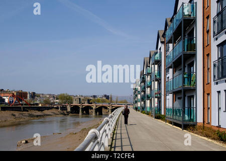 Newport, Wales, UK. 1. Apr 2019. Der Frühling hat sich im Hinblick auf die bevorstehende Wahl von - angekommen. Menschen sind Shopping auf den Märkten und entlang der Ufer des Flusses Usk. Blue Sky sorgen für einen angenehmen Frühling Morgen. Credit: Herr Standfast/Alamy leben Nachrichten Stockfoto