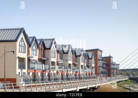 Newport, Wales, UK. 1. Apr 2019. Der Frühling hat sich im Hinblick auf die bevorstehende Wahl von - angekommen. Menschen sind Shopping auf den Märkten und entlang der Ufer des Flusses Usk. Blue Sky sorgen für einen angenehmen Frühling Morgen. Credit: Herr Standfast/Alamy leben Nachrichten Stockfoto