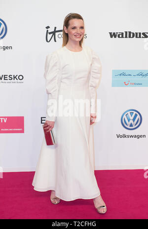 Berlin, Deutschland. 30 Mär, 2019. Die Schauspielerin Karoline Herfurth Roter Teppich für die Goldene Kamera 2019 in Berlin, Deutschland am 30.03.2019. | Verwendung der weltweiten Kredit: dpa/Alamy leben Nachrichten Stockfoto