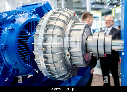 Hannover, Deutschland. 01 Apr, 2019. Ein Motor steht am Stand von Nord Drivesystems. Vom 1. bis 5. April, auf der Hannover Messe alles rund um die Vernetzung, Lernen, Maschinen und dem Internet der Dinge. Credit: Hauke-Christian Dittrich/dpa/Alamy leben Nachrichten Stockfoto