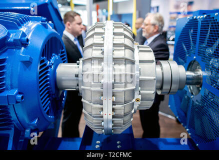 Hannover, Deutschland. 01 Apr, 2019. Ein Motor steht am Stand von Nord Drivesystems. Vom 1. bis 5. April, auf der Hannover Messe alles rund um die Vernetzung, Lernen, Maschinen und dem Internet der Dinge. Credit: Hauke-Christian Dittrich/dpa/Alamy leben Nachrichten Stockfoto