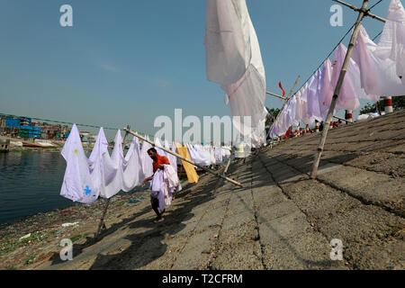 Dhaka, Bangladesch. 1. Apr 2019. Kleidung gewaschen und auf dem Fluss Buriganga an Keraniganj in Dhaka getrocknet. Die meisten der Wäscheservice Eigentümer im Bereich verwenden, um die trüben Wasser zum Waschen von Kleidung, wodurch diejenigen, die Sie Erkrankungen der Haut tragen würde, Dhaka, Bangladesch. Credit: SK Hasan Ali/Alamy leben Nachrichten Stockfoto