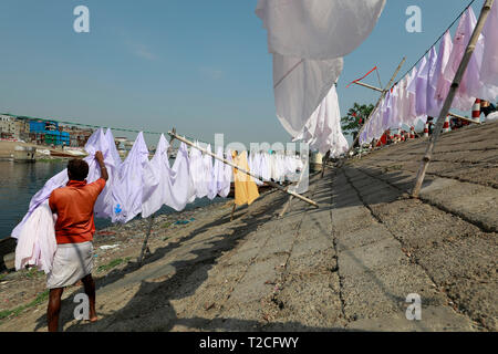 Dhaka, Bangladesch. 1. Apr 2019. Kleidung gewaschen und auf dem Fluss Buriganga an Keraniganj in Dhaka getrocknet. Die meisten der Wäscheservice Eigentümer im Bereich verwenden, um die trüben Wasser zum Waschen von Kleidung, wodurch diejenigen, die Sie Erkrankungen der Haut tragen würde, Dhaka, Bangladesch. Credit: SK Hasan Ali/Alamy leben Nachrichten Stockfoto