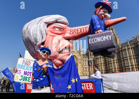 London, Großbritannien. 1. April 2019. Ein Bildnis der Hl. Theresia, Premierminister, wird mit Pro-Remain Unterstützer außerhalb der Häuser des Parlaments protestieren positioniert. Sind die Abgeordneten debattieren acht Bewegungen im Zusammenhang mit Brexit mit Abstimmung später an diesem Abend zu beginnen. Credit: Stephen Chung/Alamy leben Nachrichten Stockfoto