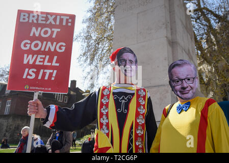 London, Großbritannien. 1. April 2019. Rees-Mogg pro-remain Anhänger tragen Jakob und Michael Gove Gesicht - Masken während eines Protestes außerhalb der Häuser des Parlaments. Sind die Abgeordneten debattieren acht Bewegungen im Zusammenhang mit Brexit mit Abstimmung später an diesem Abend zu beginnen. Credit: Stephen Chung/Alamy leben Nachrichten Stockfoto