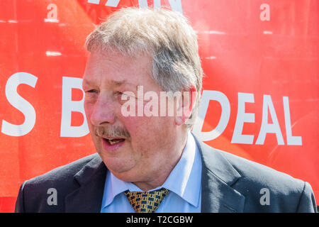 London, Großbritannien. 01 Apr, 2019. Sammy Wilson MP des DUP spricht mit Brexiteers außerhalb der Tore des Parlaments - Verlassen bedeutet verlassen und SODEM, pro EU, Demonstranten weiterhin ihre Punkte, Seite an Seite zu machen, außerhalb des Parlaments als MP's erscheinen wenig Fortschritte auf einen Deal zu machen. Credit: Guy Bell/Alamy leben Nachrichten Stockfoto